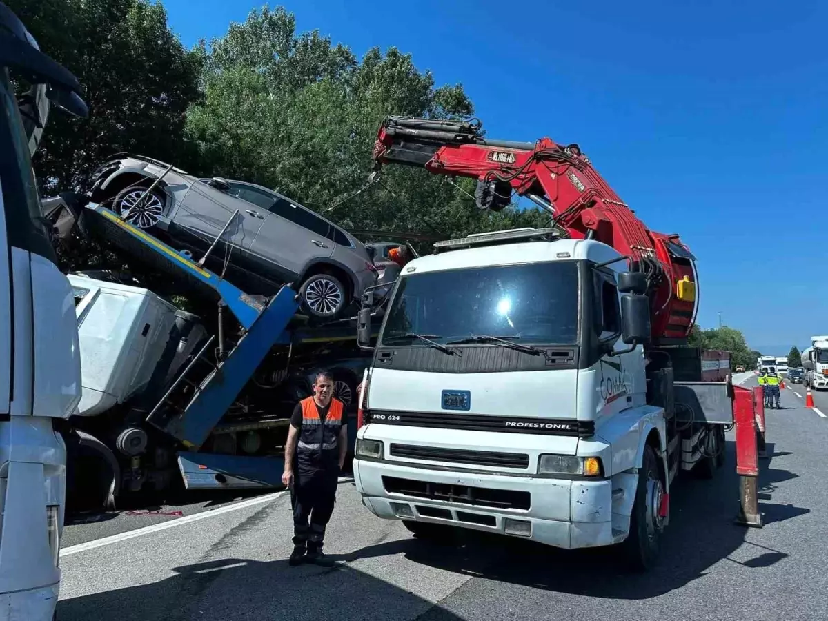 Sakarya'da Togg Taşıyan Tır Kazası: Sürücü Yaralı, Araçlar Zarar Gördü