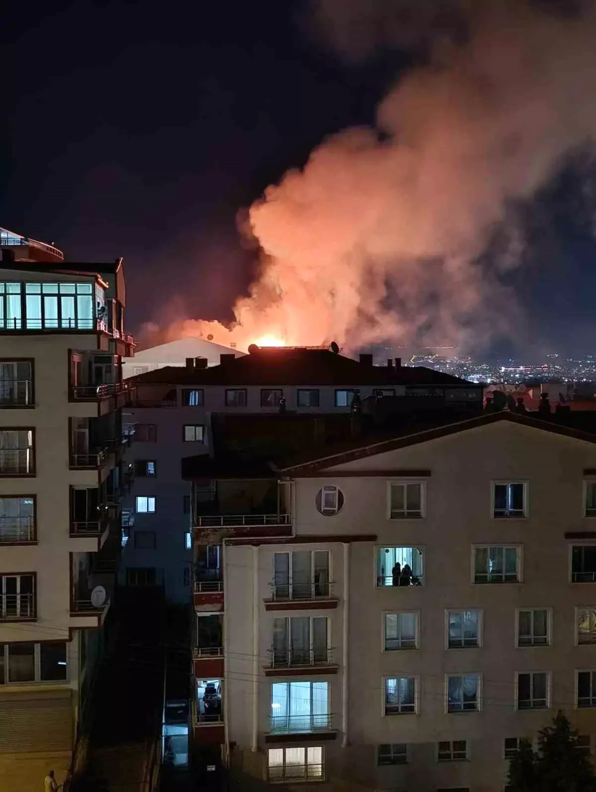 Ankara'da Çatı Katında Yangın Çıktı