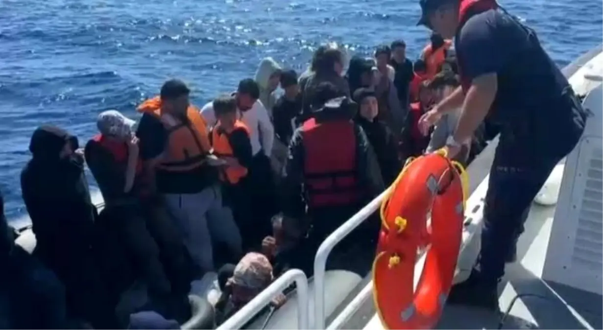 Çanakkale'de Yunan Sahil Güvenlik tarafından Türk sularına itilen 39 kaçak göçmen kurtarıldı