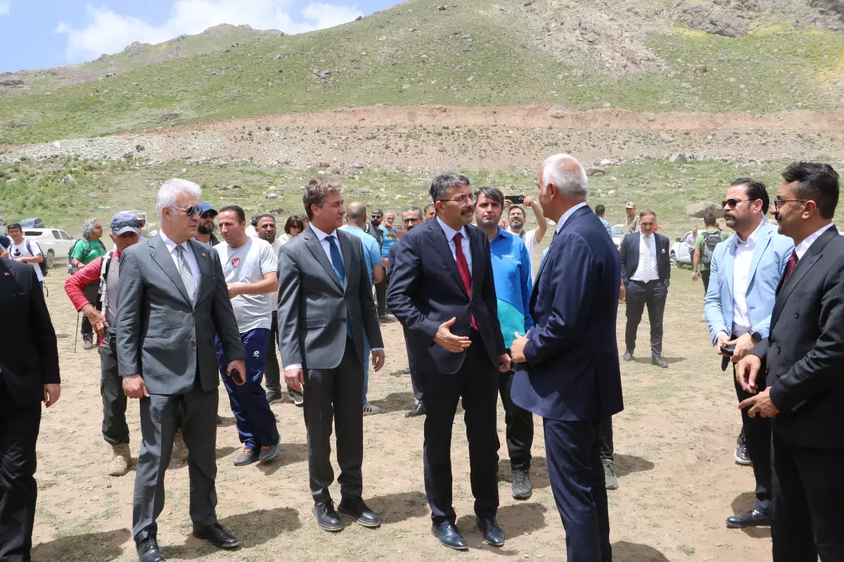 Kültür ve Turizm Bakanı Ersoy, Hakkari'de Buzul Göllerinde Botla Gezinti Yaptı