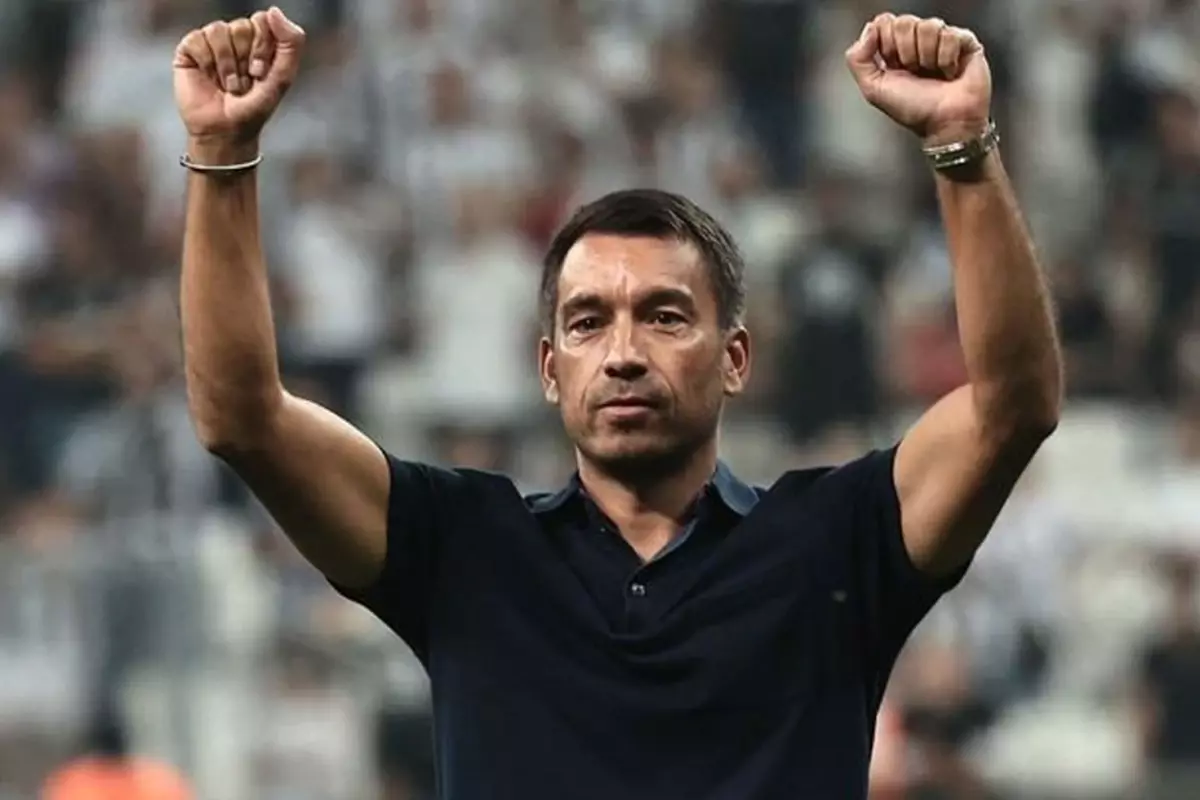 Beşiktaş'tan ayrılan Giovanni van Bronckhorst, dünya devine imza attı