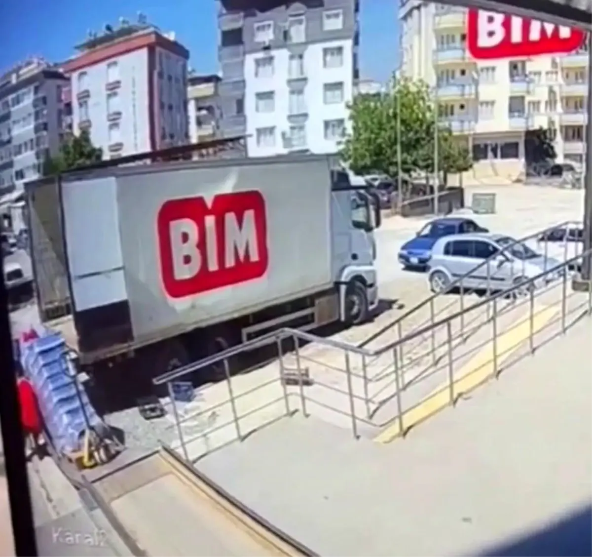 Osmaniye'de BİM Market Personeli Kamyon ile Yük Arasında Kaldı, Yaralandı