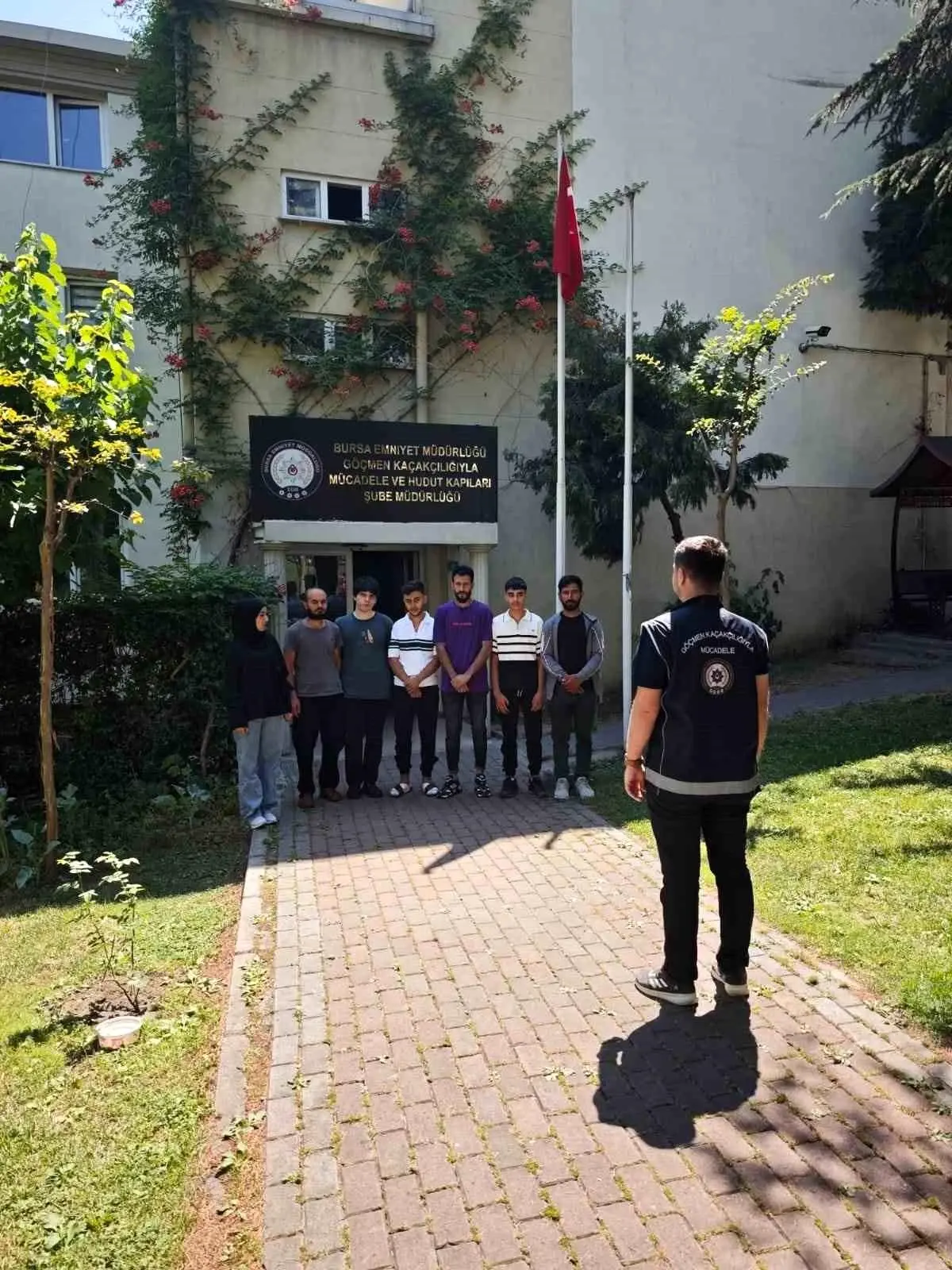 Bursa'da Göçmen Kaçakçılığı Operasyonu: 8 Kişi Yakalandı