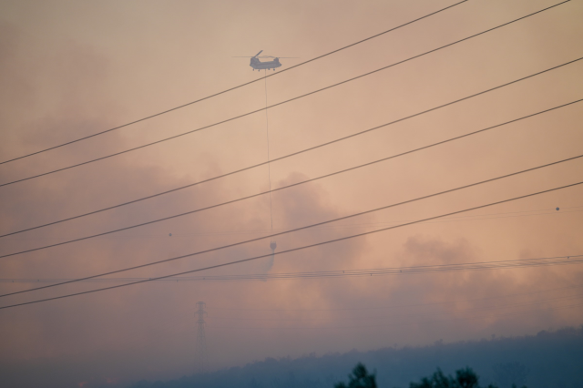 Çeşme'deki orman yangına müdahale eden ekipler alevler arasında kaldı Çeşme'deki orman yangına müdahale eden ekipler alevler arasında kaldı