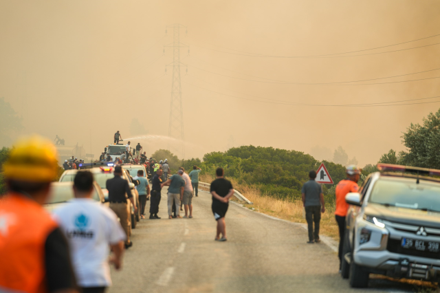 Çeşme'deki orman yangına müdahale eden ekipler alevler arasında kaldı Çeşme'deki orman yangına müdahale eden ekipler alevler arasında kaldı