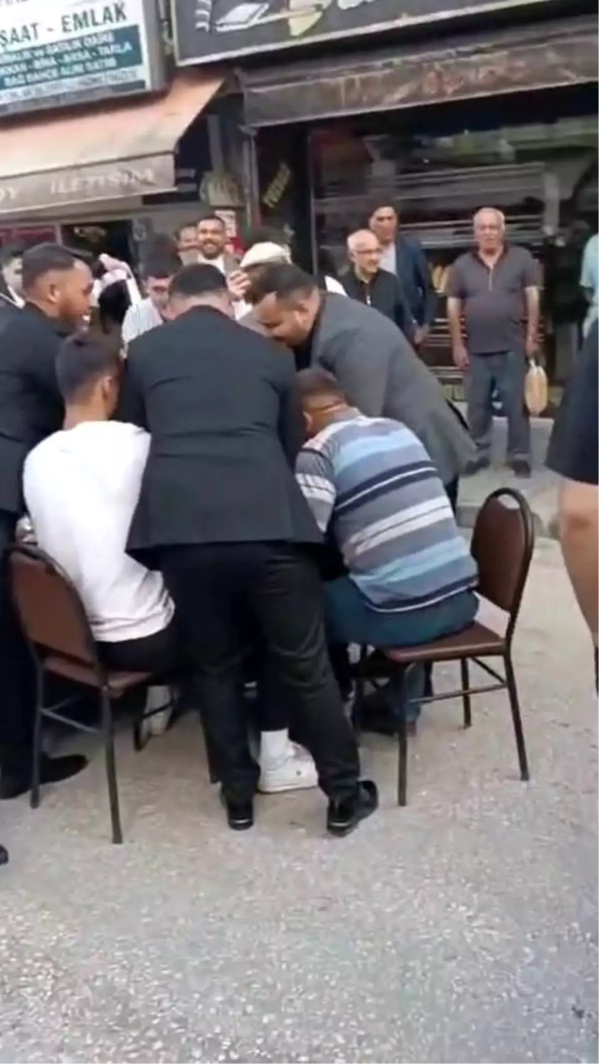 Düğün Konvoyunu Kesip Tavla Oynayan Gençler Bahşiş Aldı