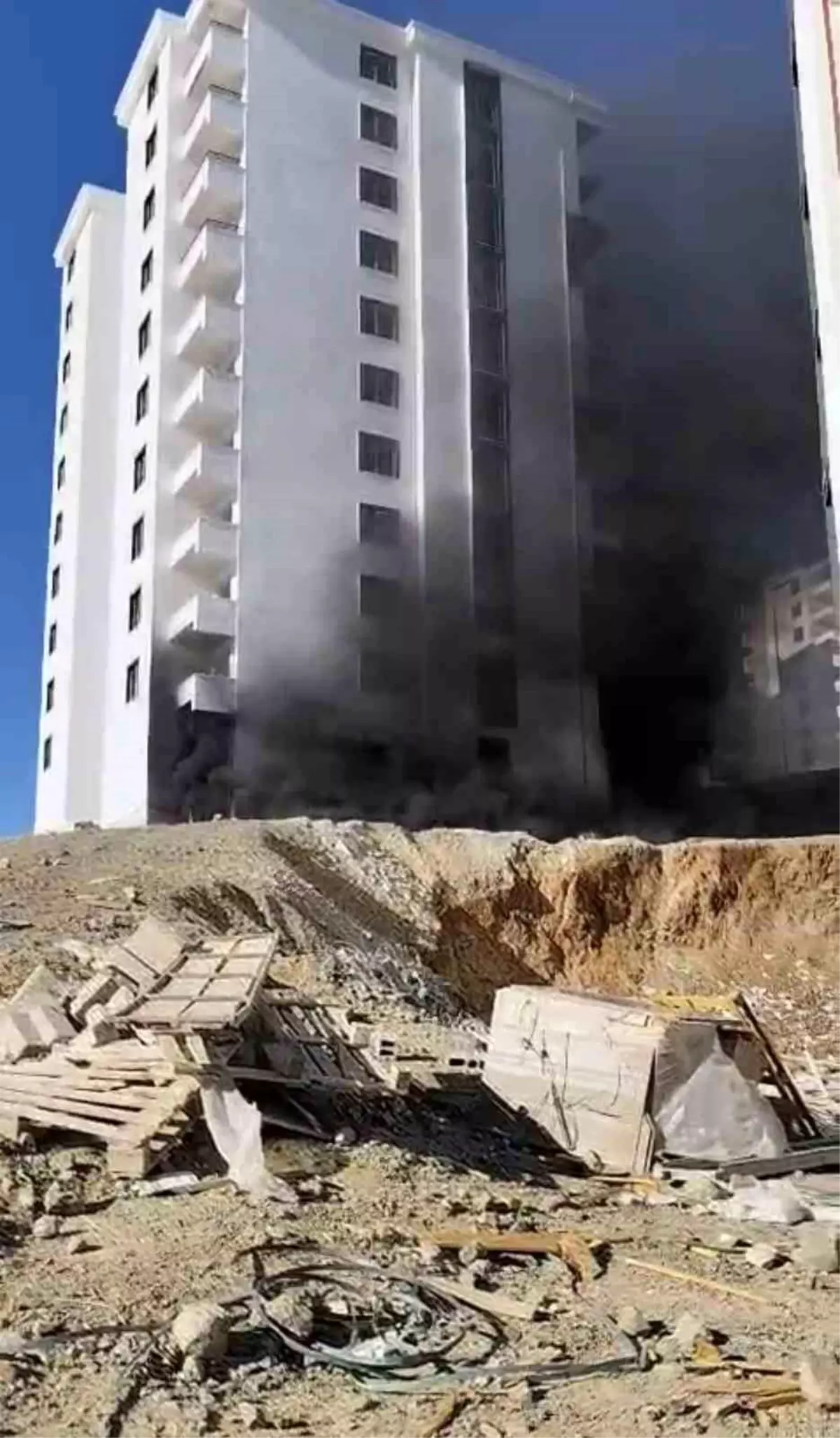 Elazığ'da İnşaat Halindeki Binada Yangın Çıktı