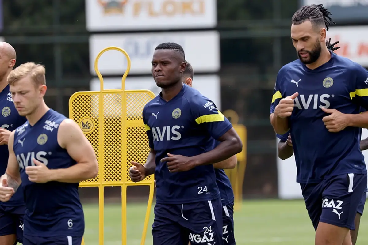 Fenerbahçeli eski yıldızdan sürpriz imza! Hem antrenör oldu hem de oyuncu