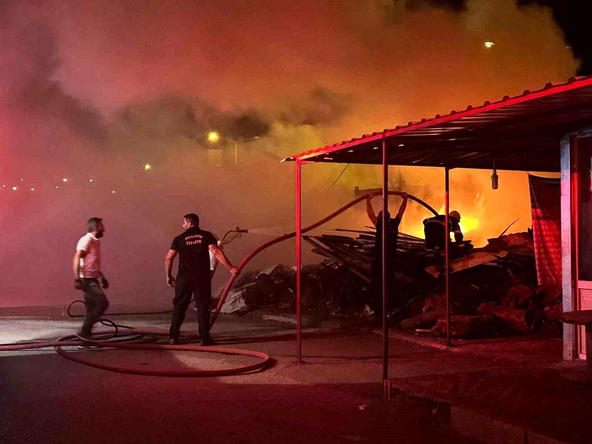 Adıyaman'da Konteyner Kente Yangın Paniği