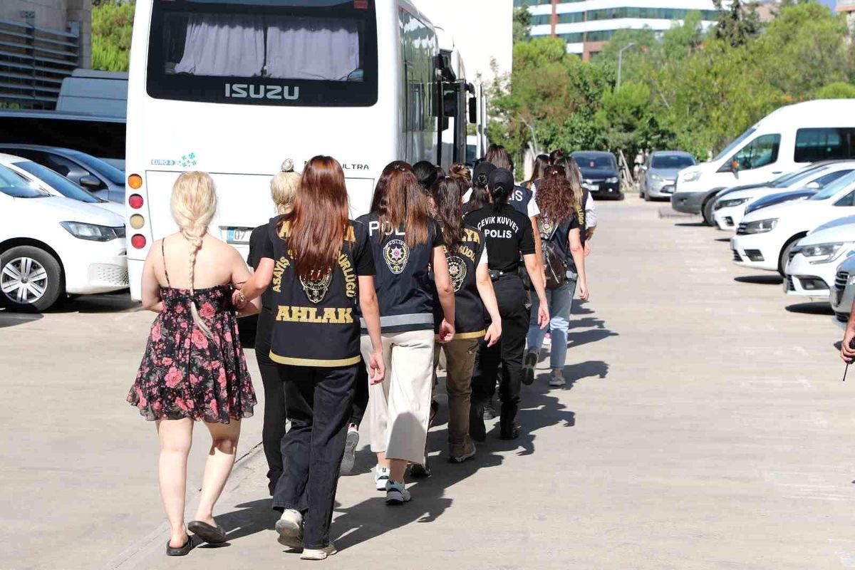 Antalya'da Fuhuş ve Yağma Operasyonu: 28 Şüpheli Yakalandı