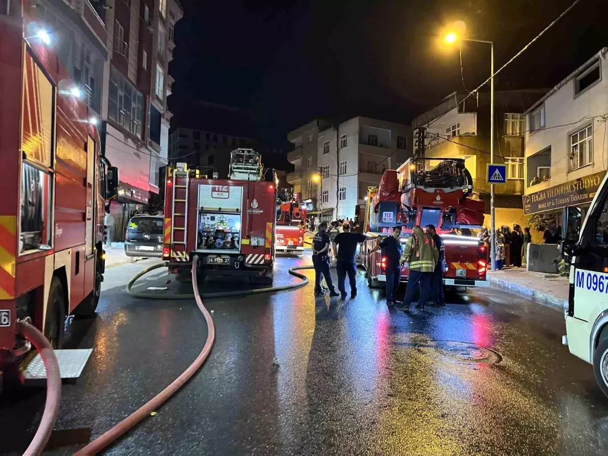 Gaziosmanpaşa'da 3 Katlı Binanın Çatısında Yangın Çıktı