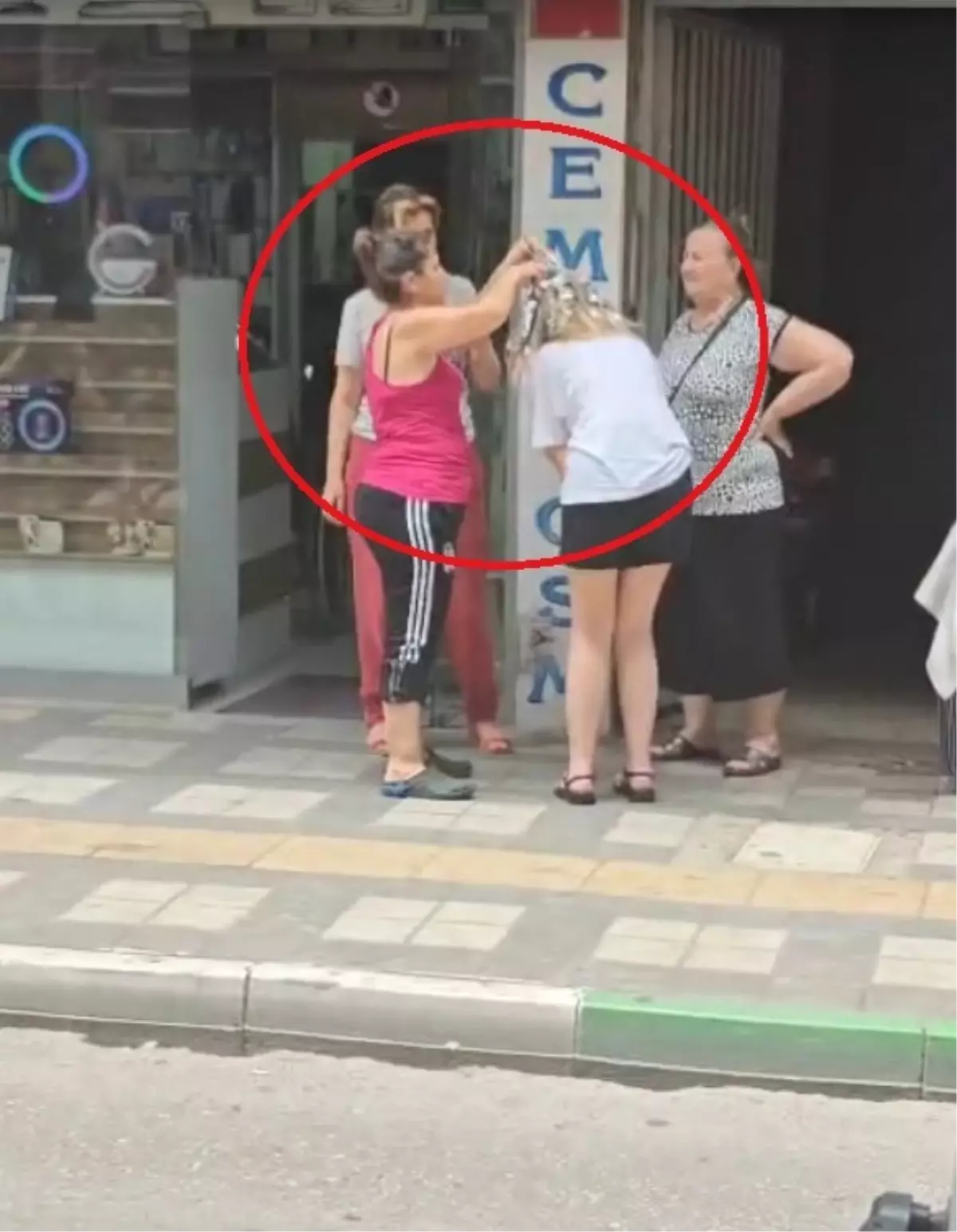 Depremde Kuaför Sokağa Taşındı