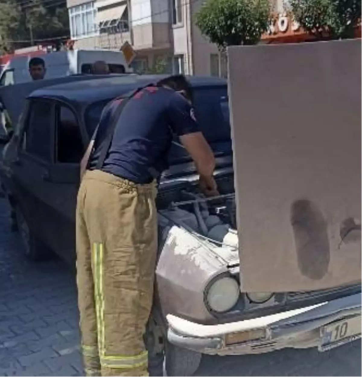 Otomobilde Motor Yangınında Facia Önlenmiş Olup, Maddi Hasar Meydana Geldi