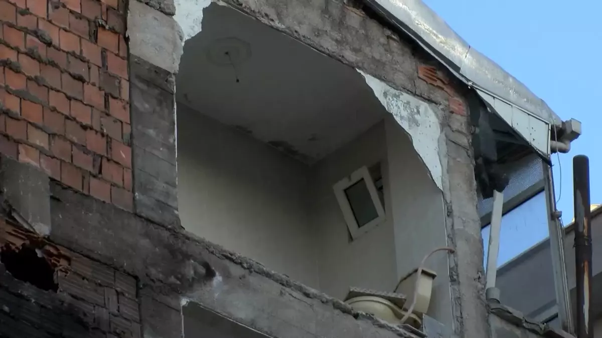Güngören'de Kentsel Dönüşüm Felaketi: Yıkım Sırasında Komşu Binalara Zarar! Daireler Hasar Gördü