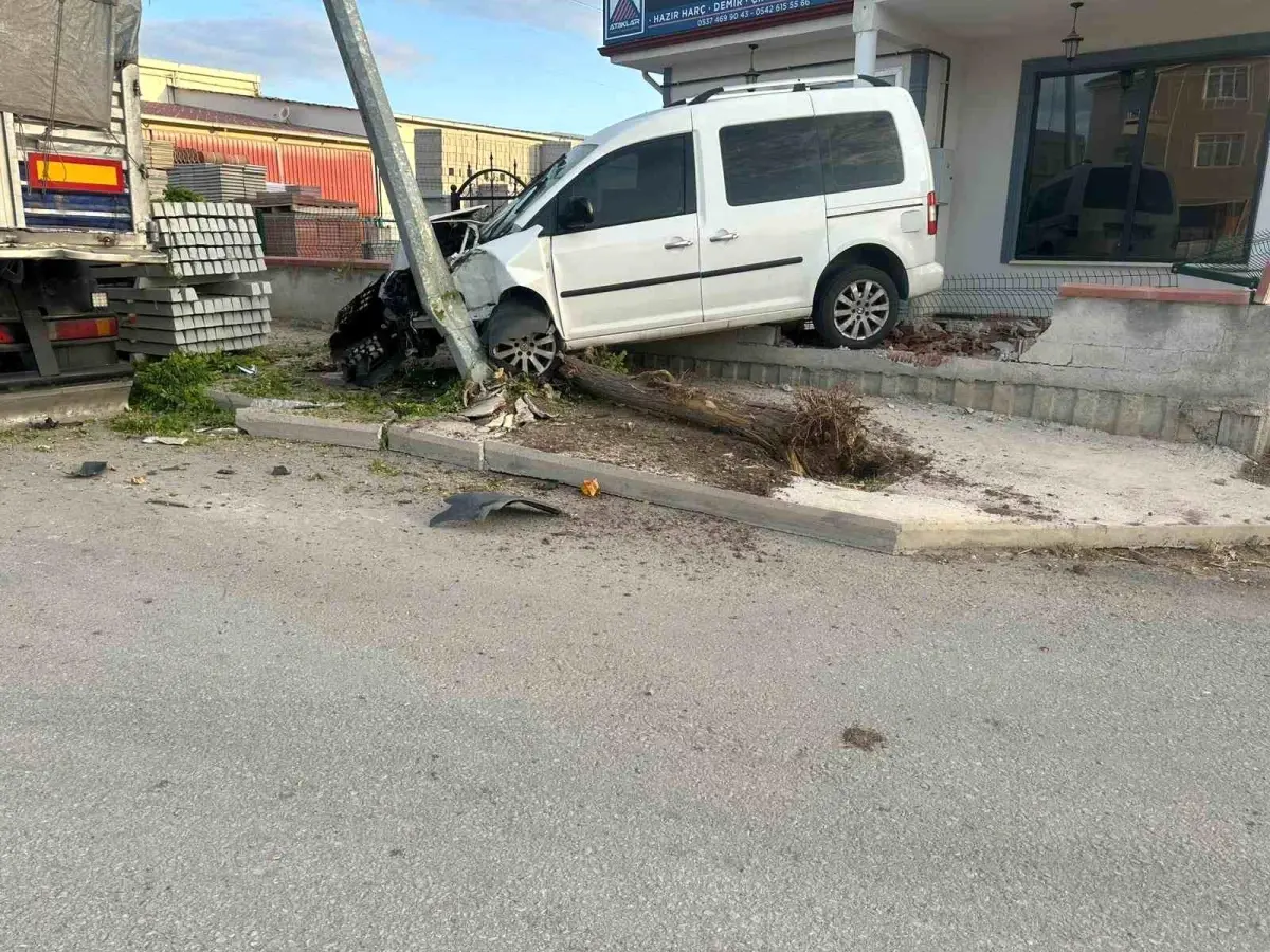 Çorum'da Trafik Kazası: Hafif Ticari Araç Ağaca ve Elektrik Direğine Çarptı