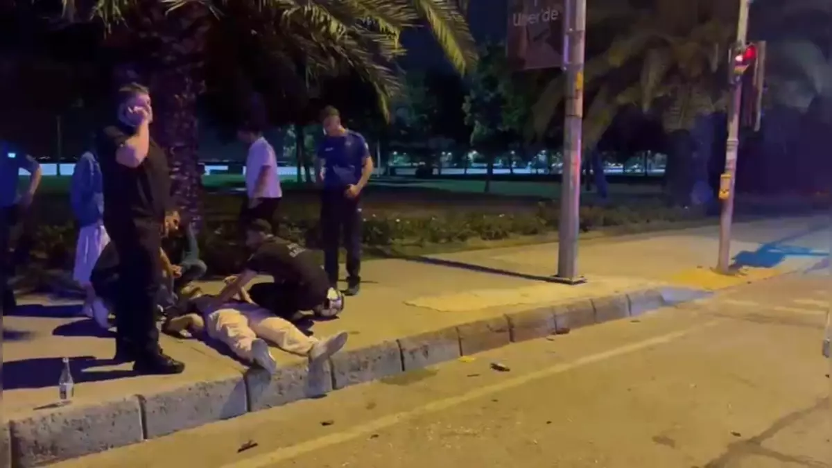 Kadıköy'de Otomobil ve Motosiklet Çarpıştı: 2 Yaralı