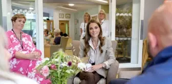 Kanseri yenen Kate Middleton, hastane ziyareti sırasında duygusal anlar yaşadı