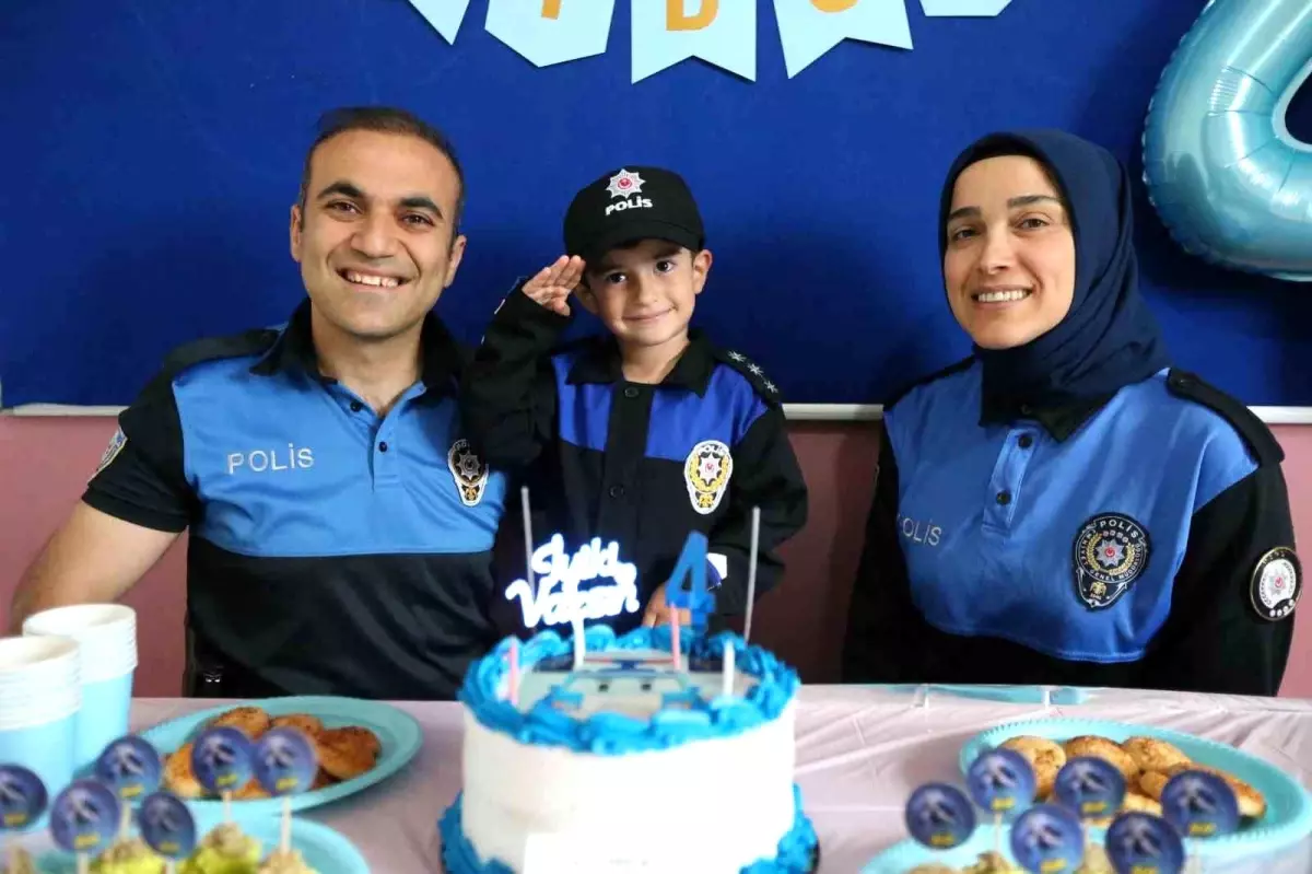 Polislerden Çocuğa Doğum Günü Sürprizi
