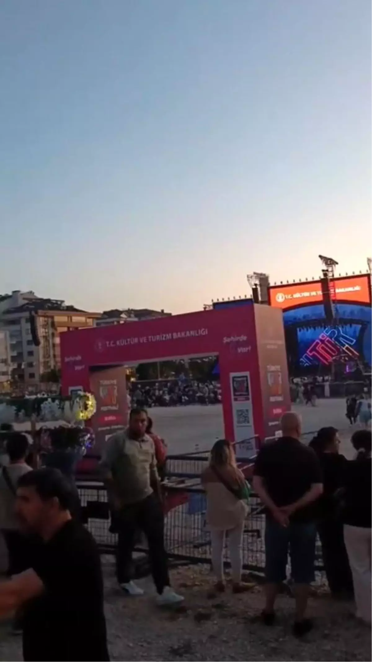 Bursa'da Kültür Yolu Festivali'nde Uzun Kuyruklar ve Organizatörlere Tepkiler