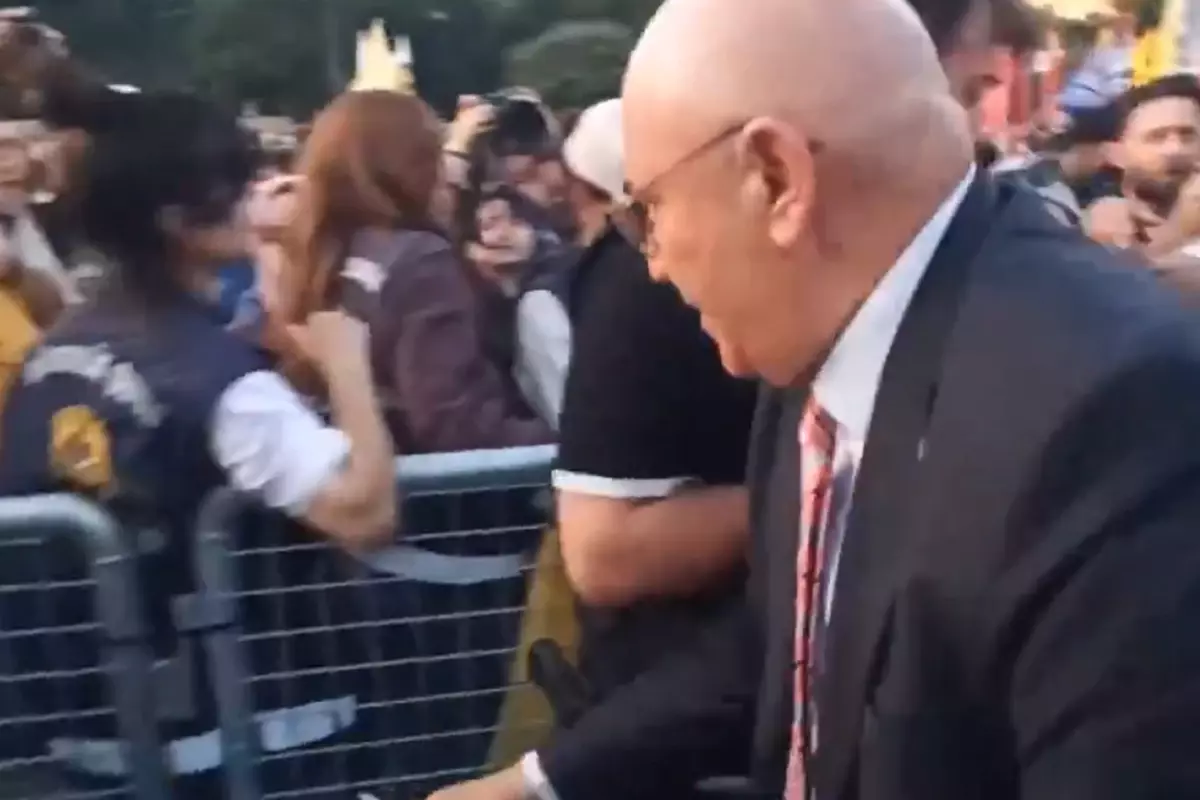Mahmut Tanal bildiğiniz gibi! Polis barikatlarını böyle yıkıp geçti