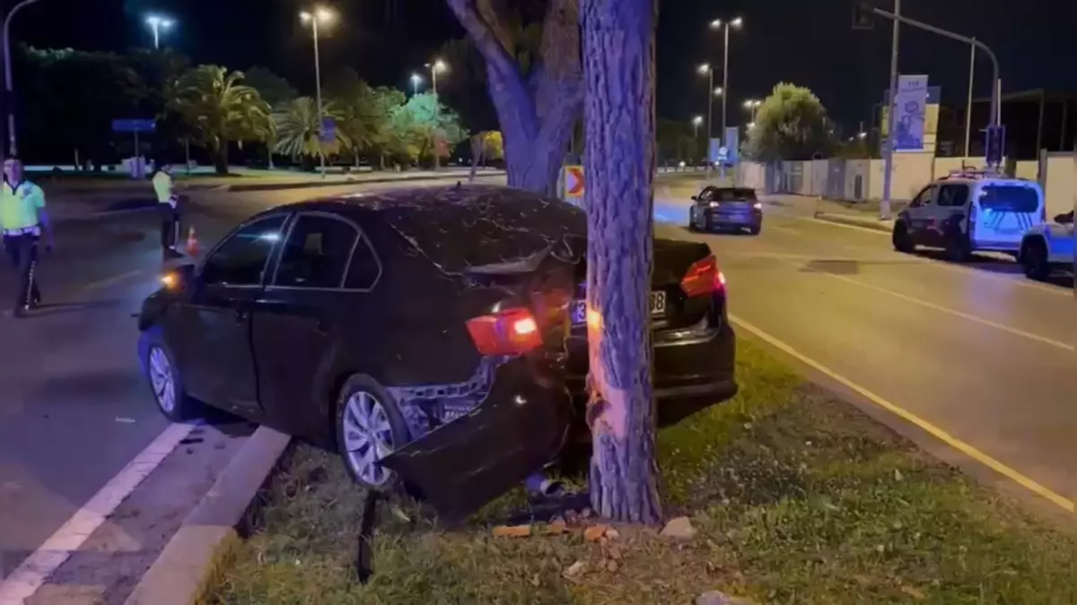 Maltepe'de Otomobil Ağaca Çarptı: Sürücü Yaralı