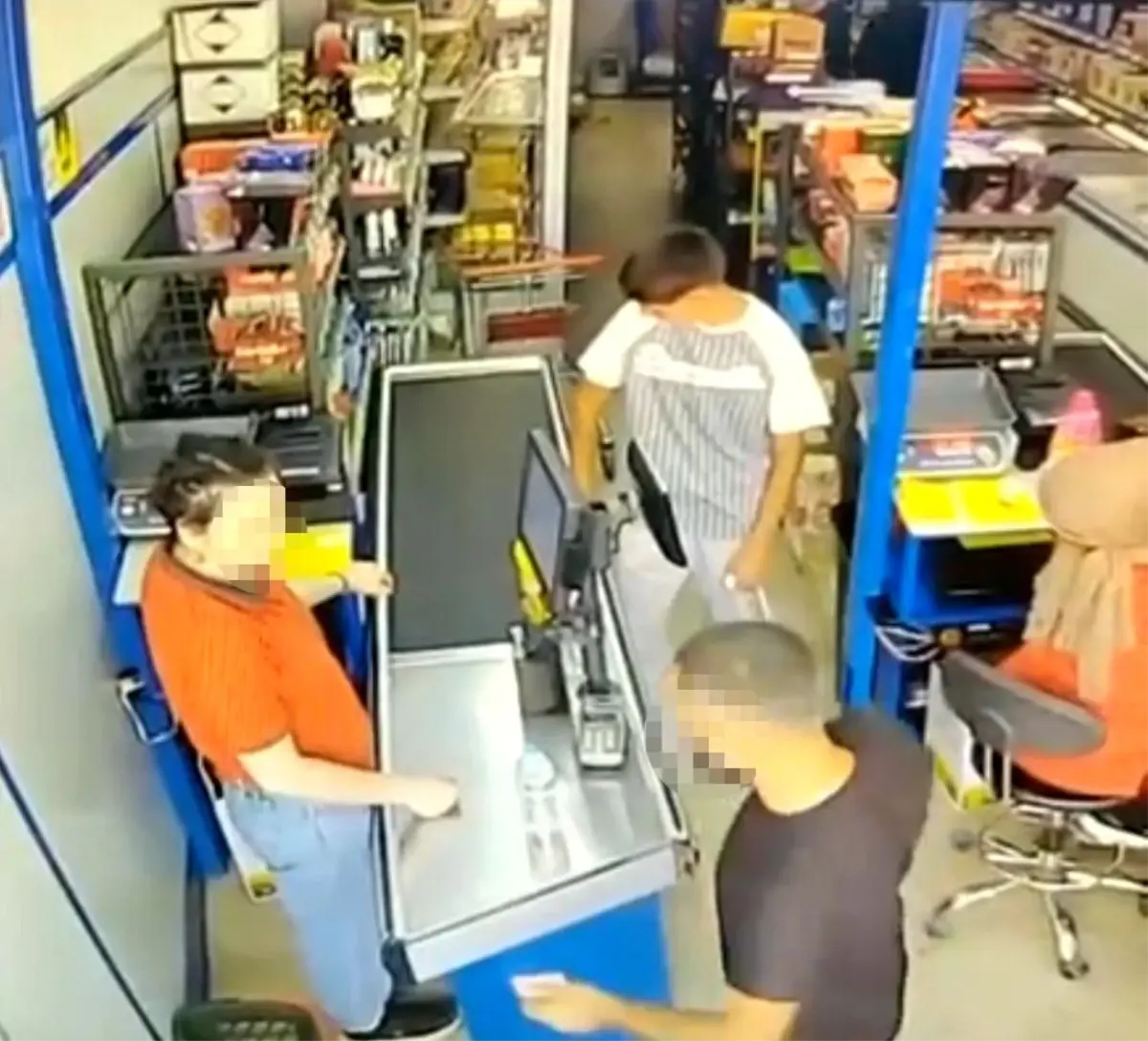 Bursa'da Markette Yumruklu Kavga: Kasiyerin Burnu Kırıldı