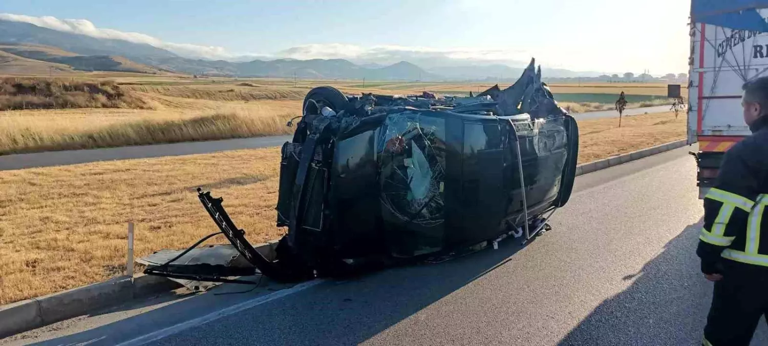 Amasya'da Traktör ile Hafif Ticari Araç Çarpıştı: 1 Ölü, 4 Yaralı