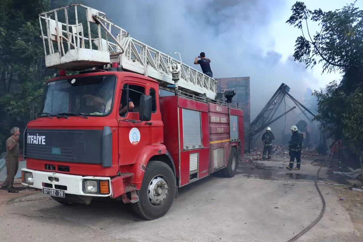 Antalya'da Mobilya Fabrikasında Yangın: İtfaiye Görevlileri Felaketten Son Anda Kurtuldu