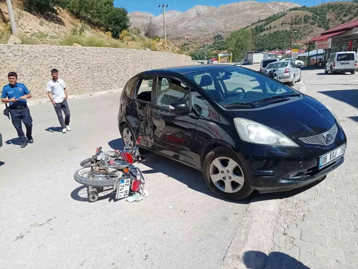 Adıyaman'da Motosiklet ve Otomobil Çarpıştı: 2 Yaralı