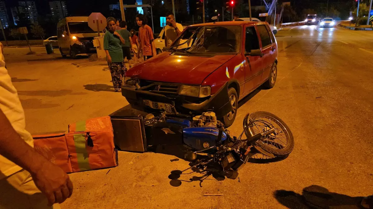 Adana'da Motosiklet ile Otomobil Çarpıştı: 1 Yaralı