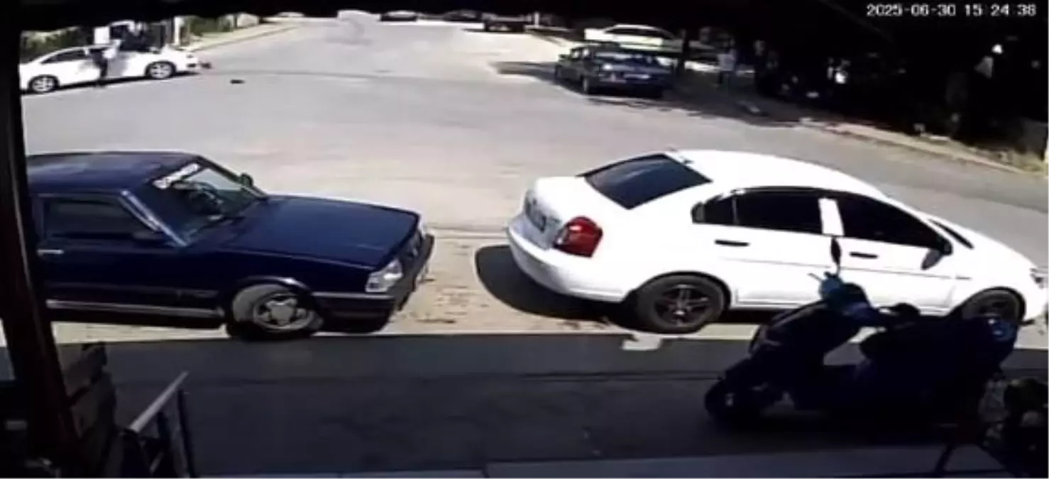 Akyazı'da Otomobil ile Motosiklet Çarpıştı, İki Kişi Yaralandı