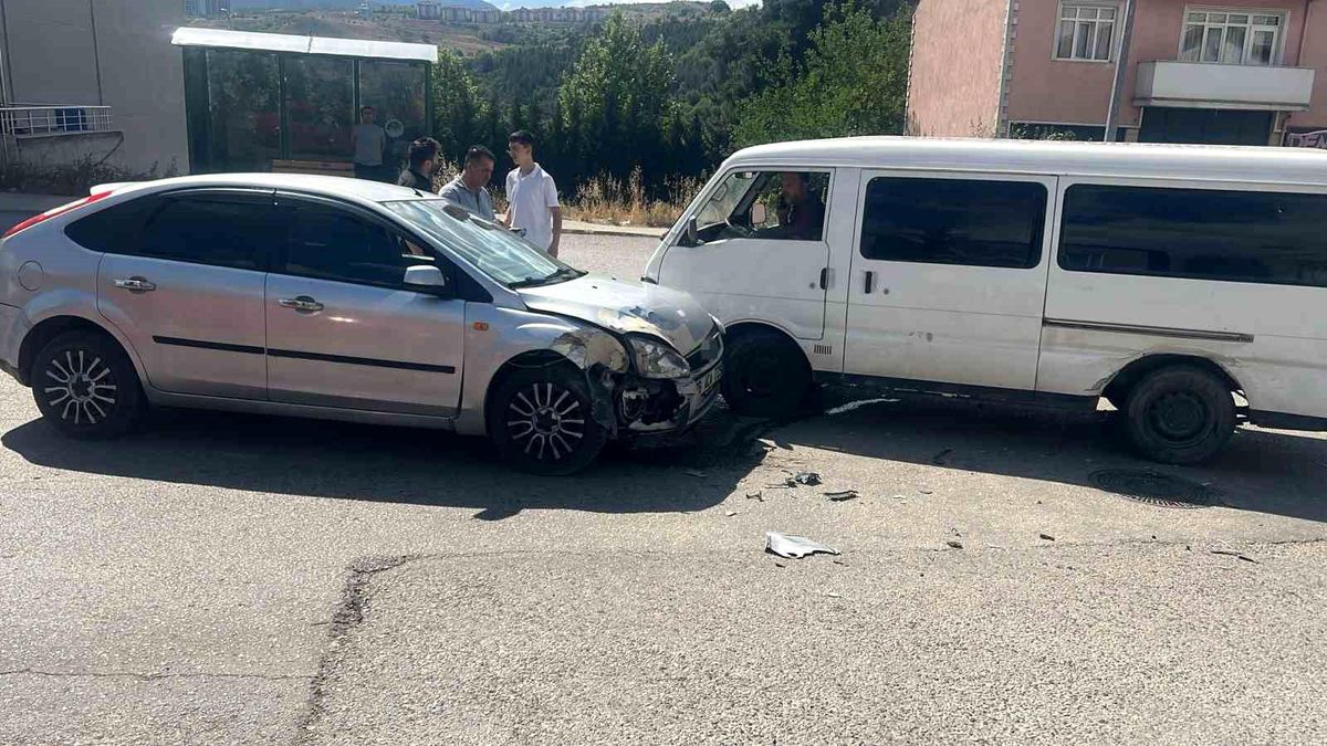 Karabük'te Otomobil ile Panelvan Minibüs Çarpıştı