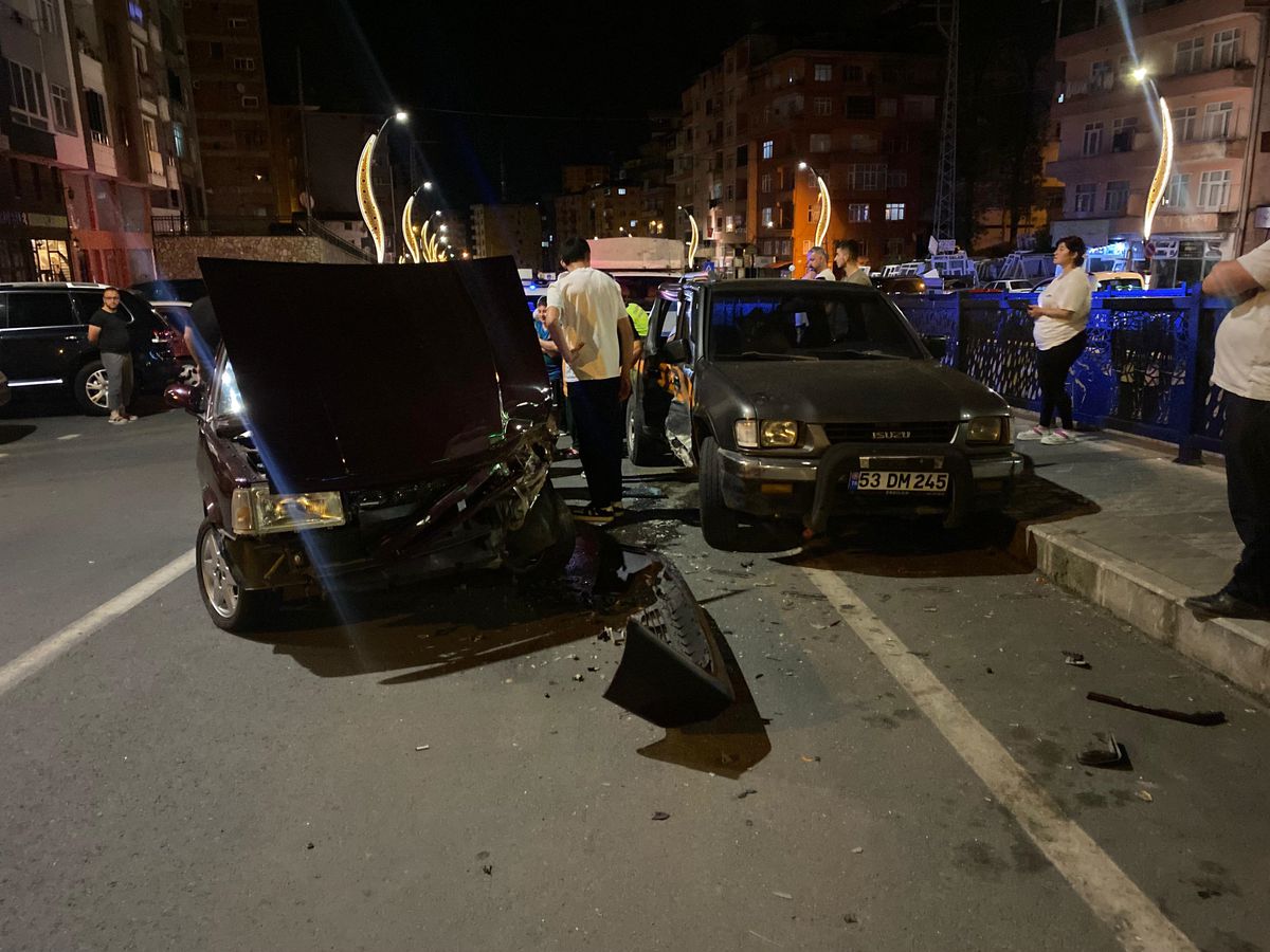 Rize'de Otomobil Kamyonete Çarptı: Sürücü Yaralandı