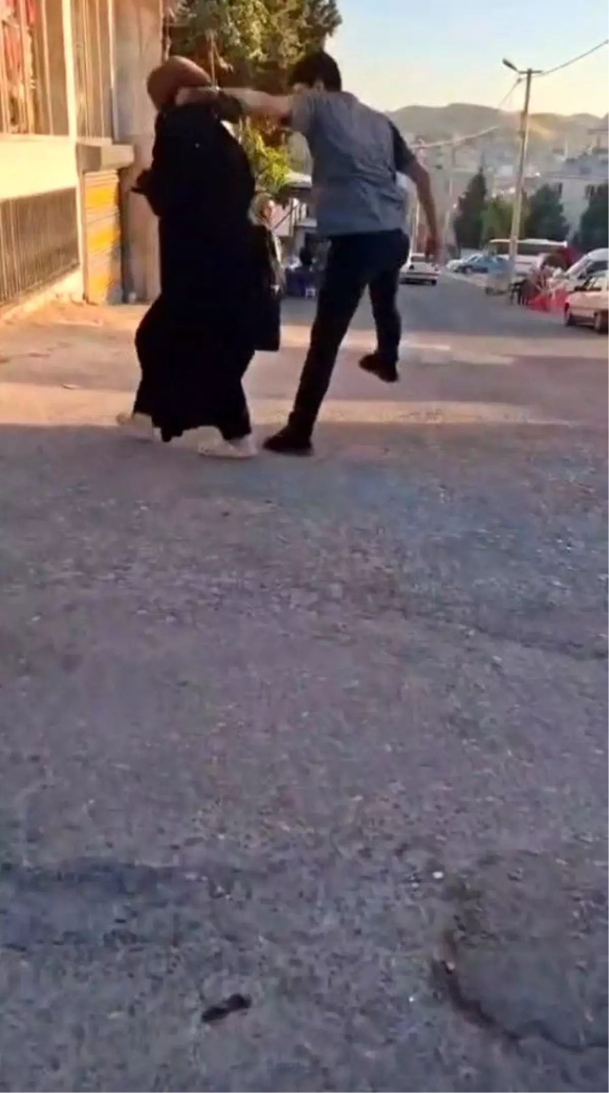 Şanlıurfa'da Sokak Ortasında Kadına Şiddet Olayı