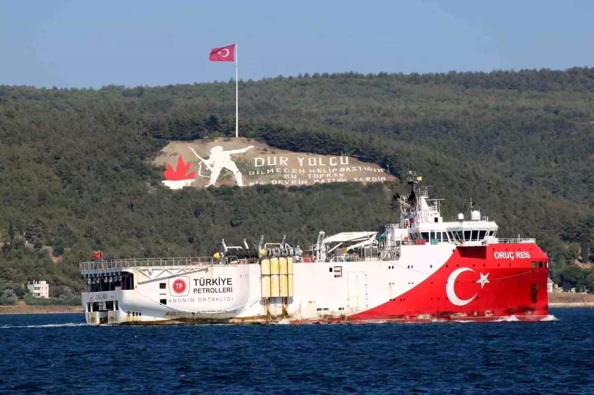 Oruç Reis Sismik Araştırma Gemisi Çanakkale Boğazı'ndan Geçti