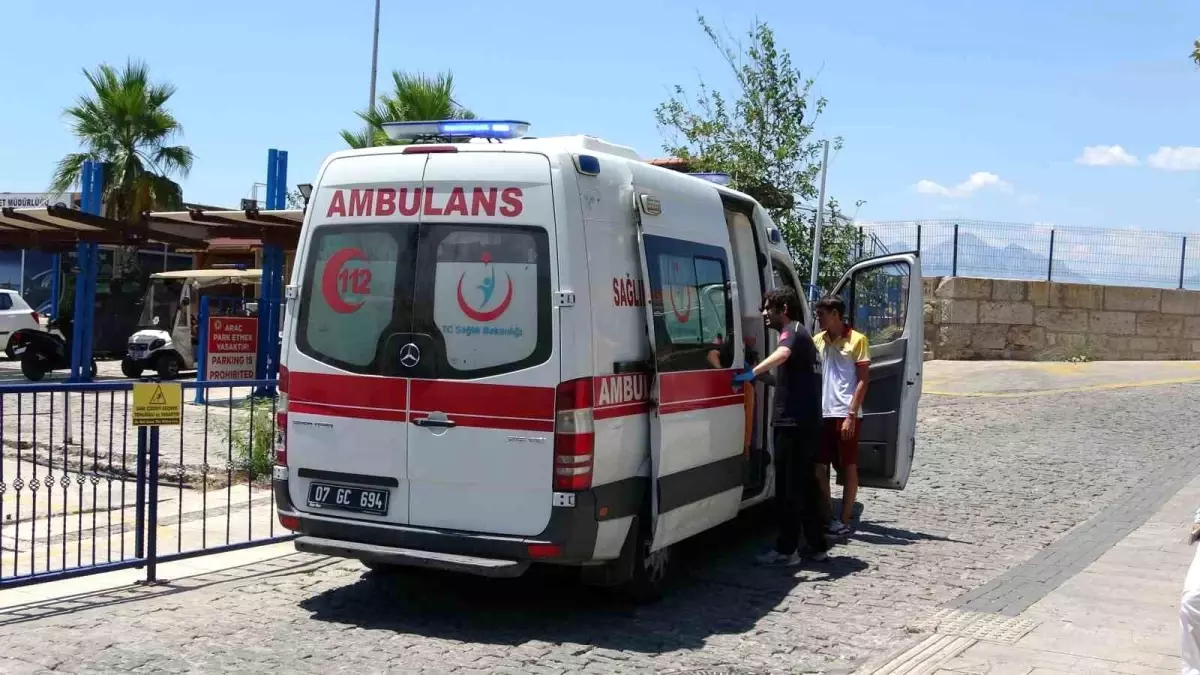 Antalya'da Tekne Turunda Yaralanan Turist Hastaneye Kaldırıldı