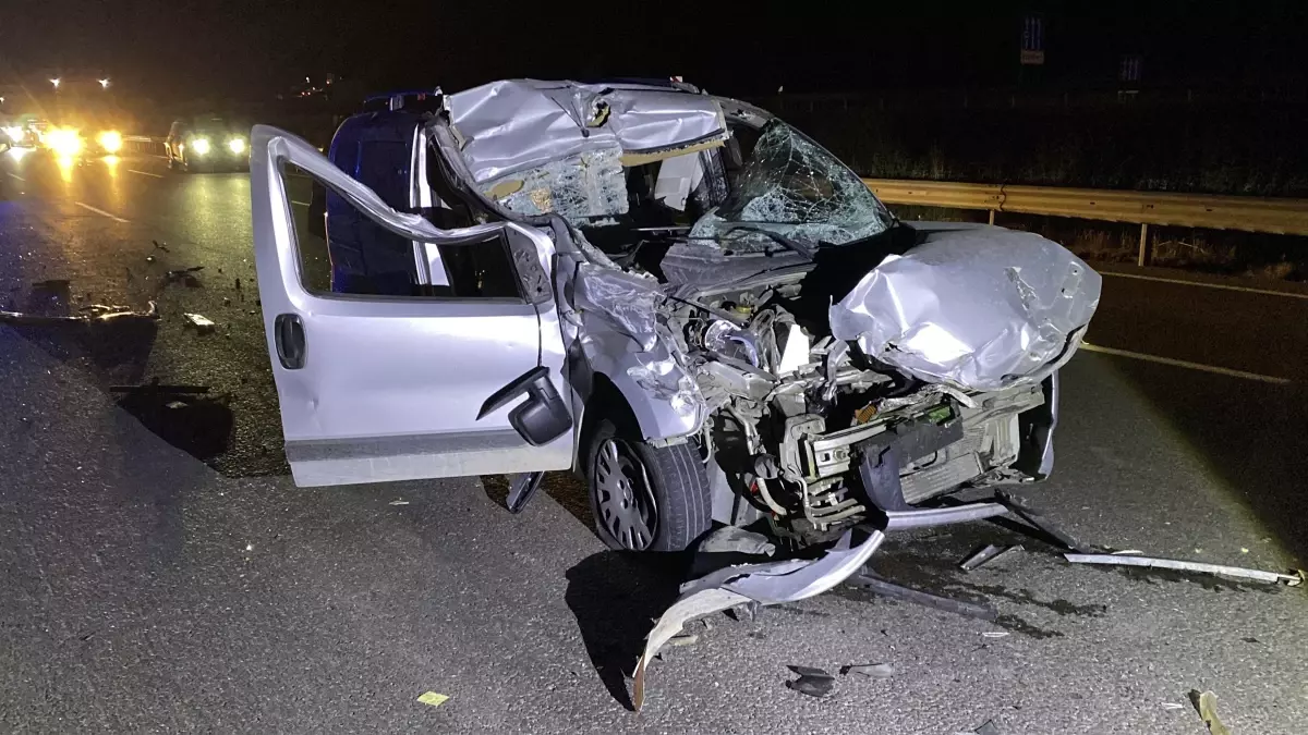 Bursa'da TIR'a Çarpan Hafif Ticari Araçta Sürücü Ağır Yaralandı