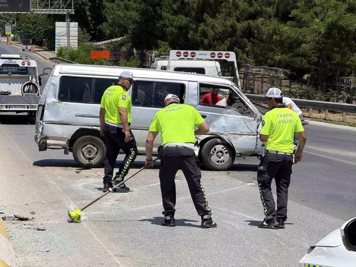 Sakarya'da Kontrolden Çıkan Minibüs Yan Yattı: 6 Yaralı