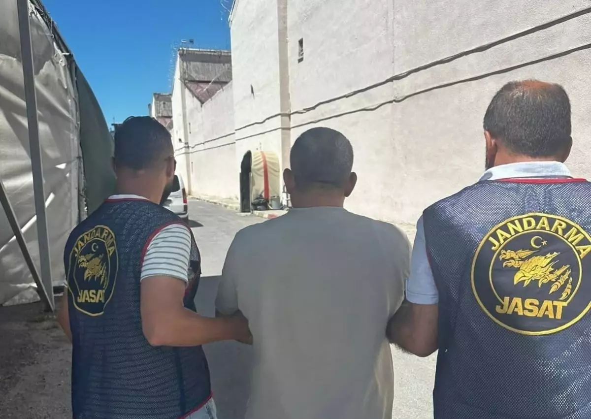41 Yıl Hapis Cezasıyla Aranan Şahıs Kızının Evinde Yakalandı