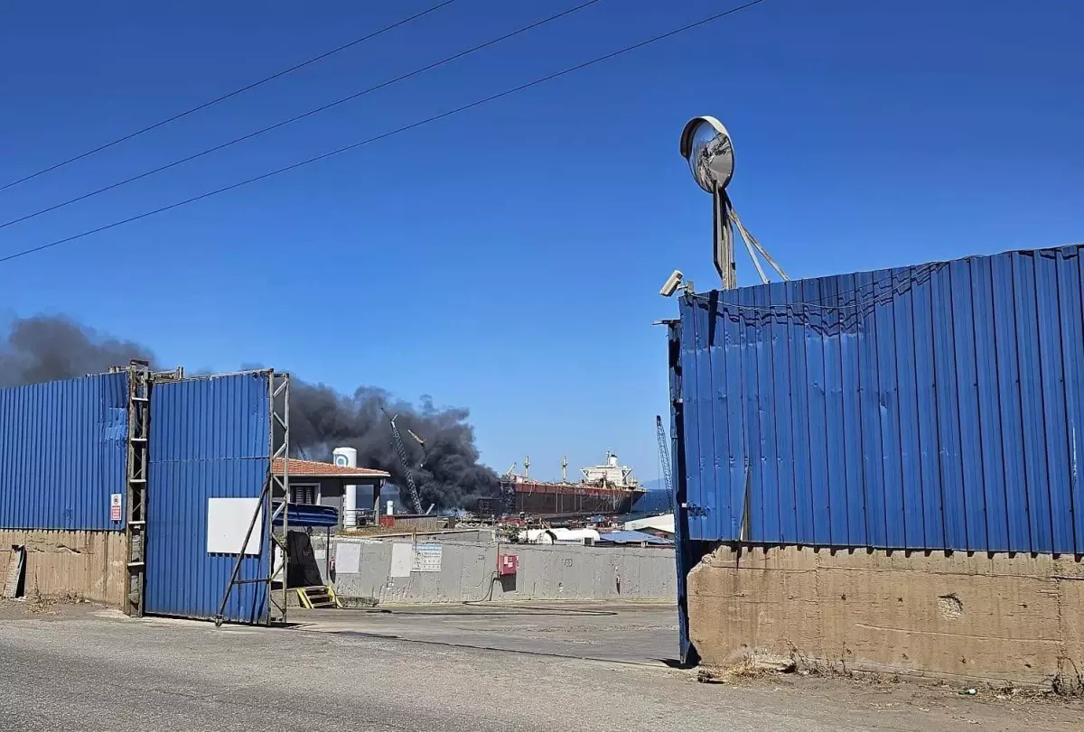Aliağa'da Gemi Söküm Alanında Yangın Çıktı