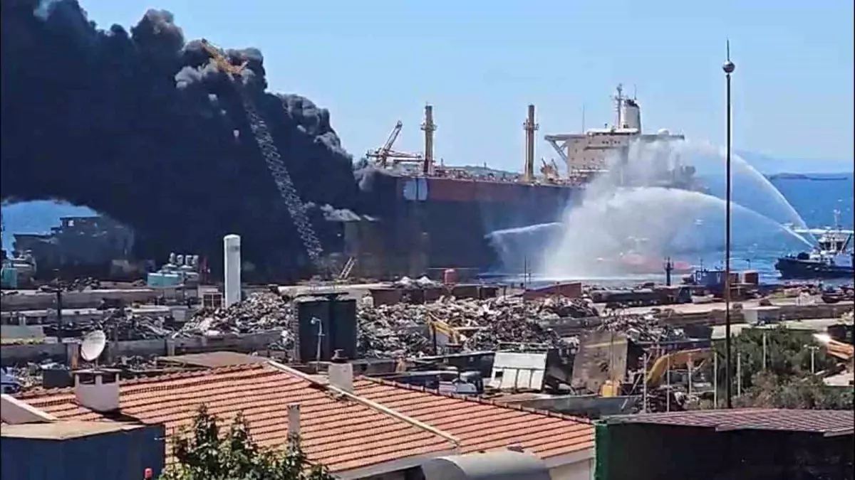 Aliağa'daki Gemi Söküm Alanında Yangın Devam Ediyor