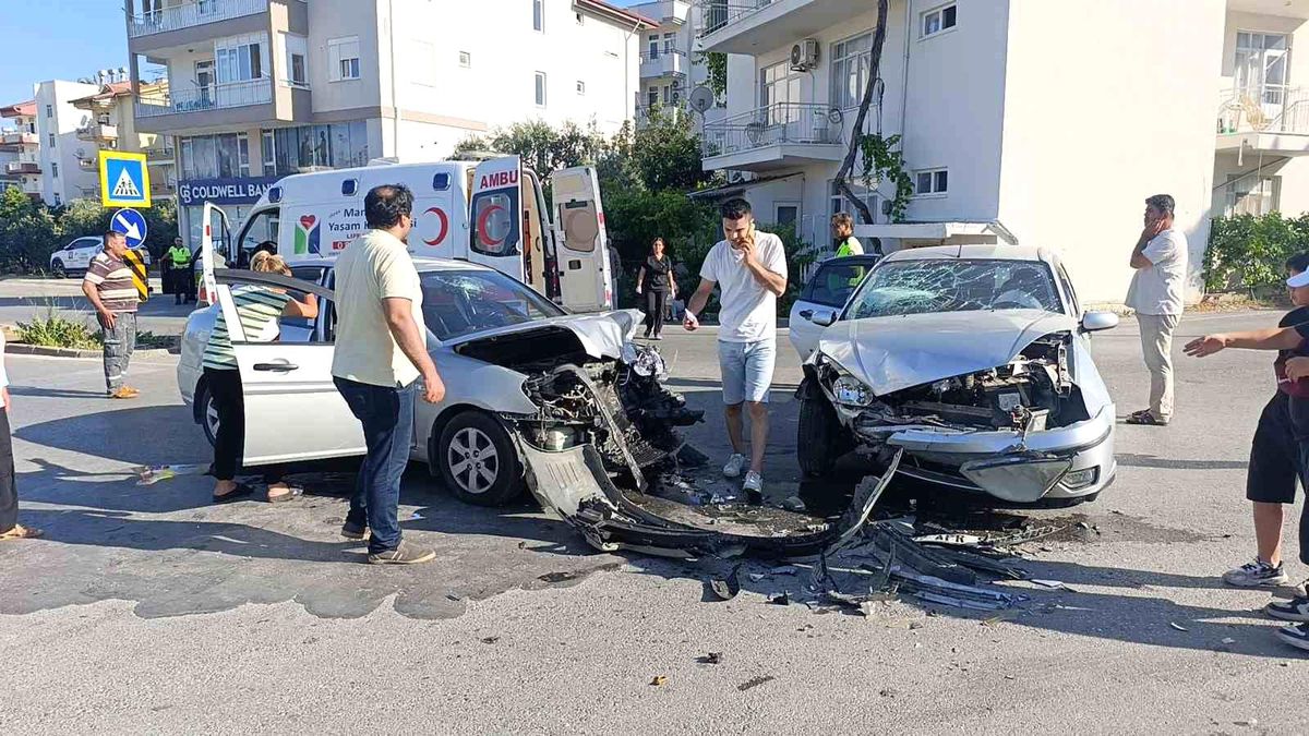 Antalya Manavgat'ta Otomobil Kazasında 3 Yaralı