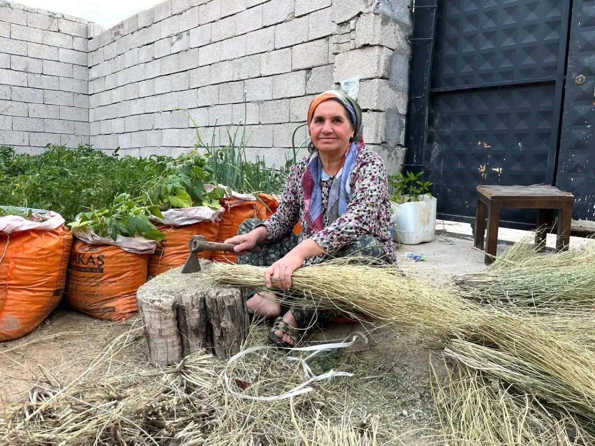 Hatice Karapınar, Geleneksel Ot Süpürgesi Geleneğini Yaşatıyor