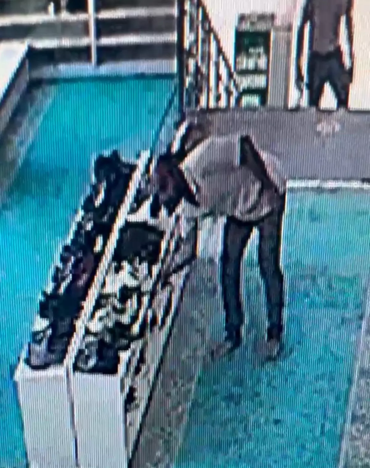 Batman'da Cami Ayakkabı Hırsızlığı Güvenlik Kamerasında