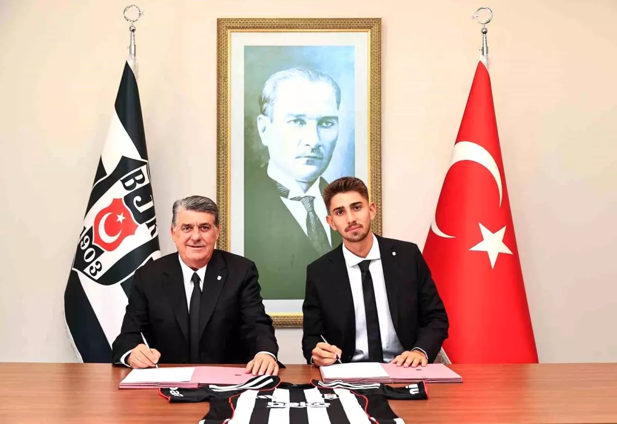 Beşiktaş: 'Gelişimini Beşiktaş Futbol Akademisi'nde tamamlayan genç futbolcumuz Demir Ege Tıknaz'ın sözleşmesi, 2027-2028 sezonu sonuna kadar...