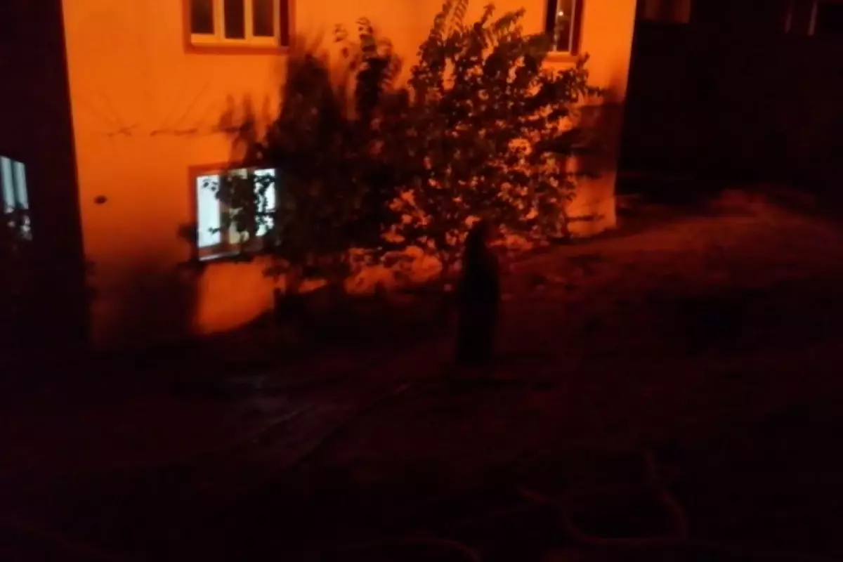 Buca'daki orman yangını yerleşim yerine ulaştı, vatandaşlar alevlere hortumlarla direndi