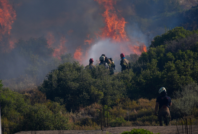 Disaster is happening in Çeşme! People fleeing from the fire are being evacuated by boats
