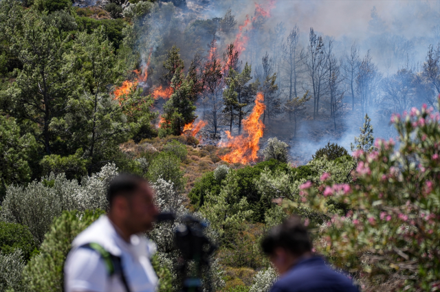 Experiencing disaster in Çeşme! People fleeing the fire are being evacuated by boats
