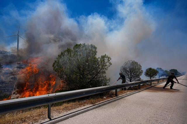 Experiencing disaster in Çeşme! People fleeing the fire are being evacuated by boats