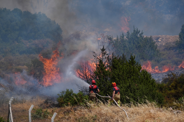 Disaster is happening in Çeşme! People fleeing from the fire are being evacuated by boats